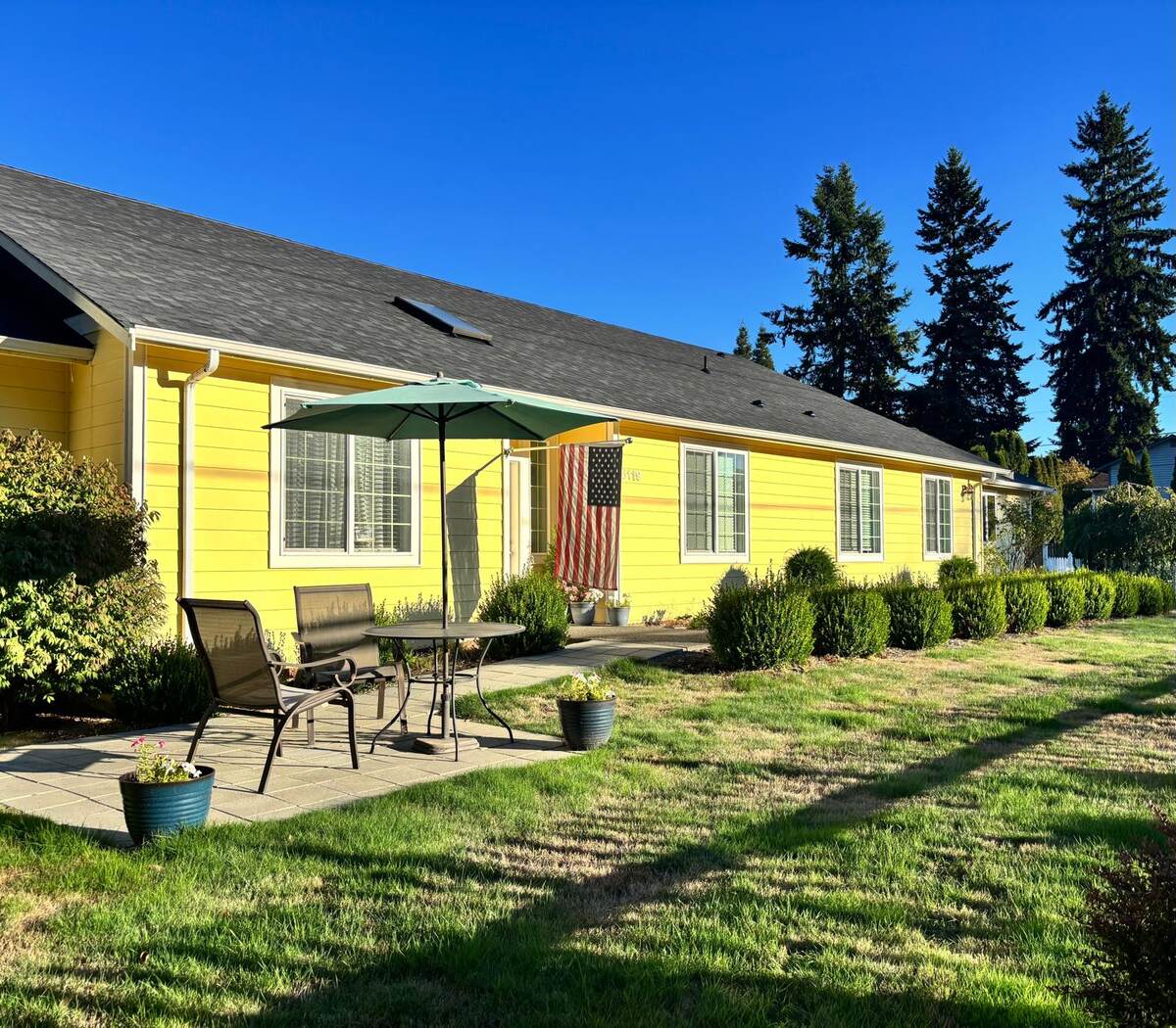 Edmonds Villa backyard seating