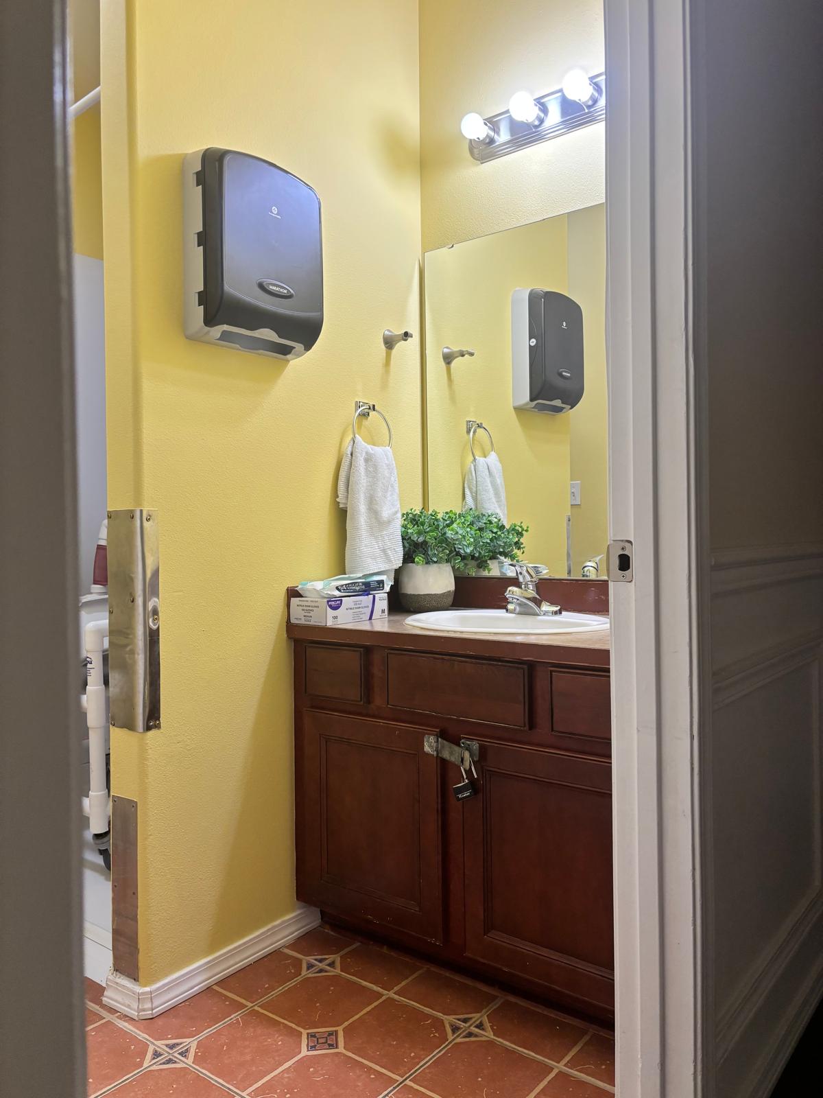 Edmonds Villa bathroom