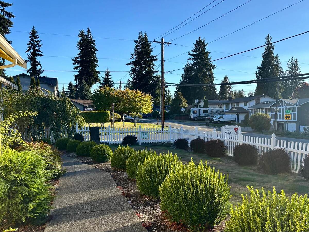 Edmonds Villa front grounds
