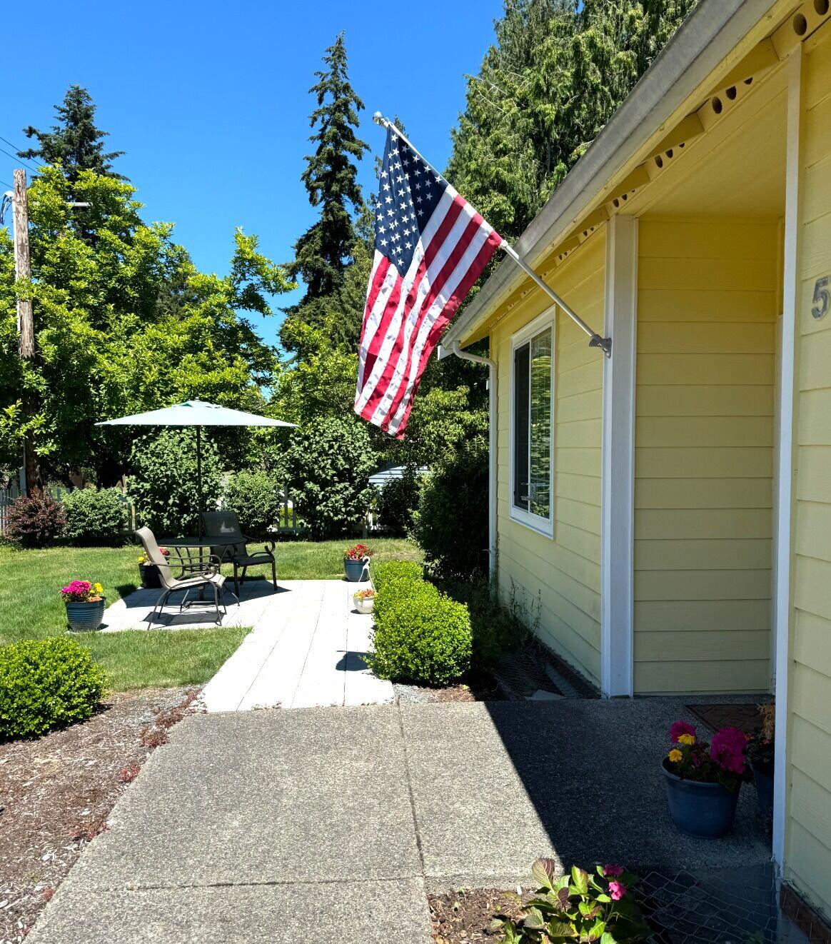 Edmonds Villa patio with garden