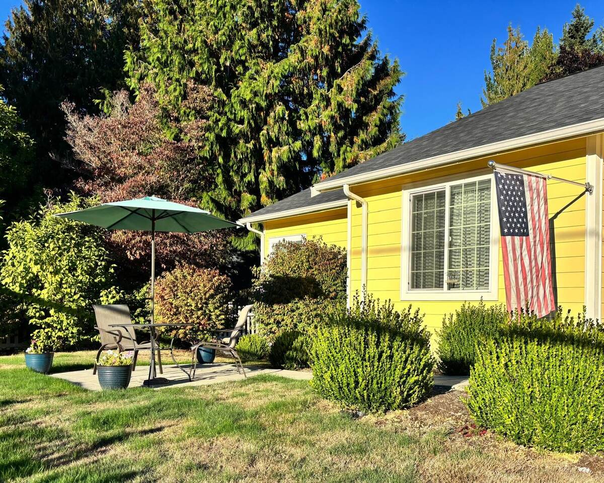 Edmonds Villa patio with umbrella