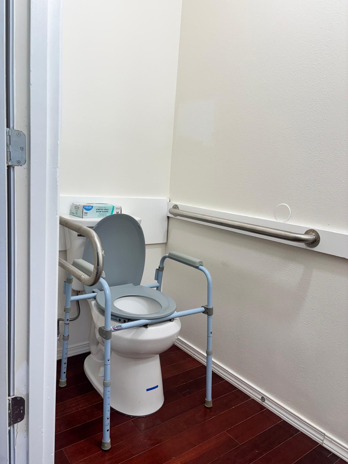 Edmonds Villa bathroom