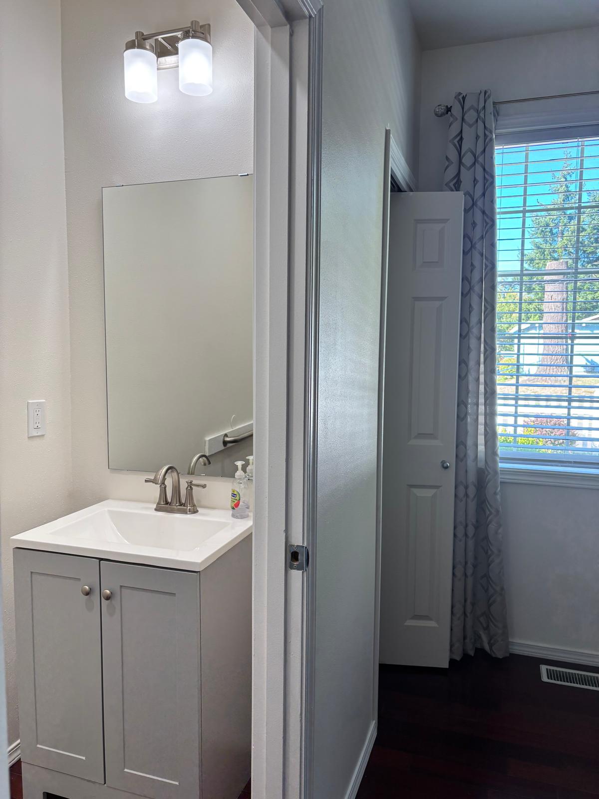 Edmonds Villa bathroom