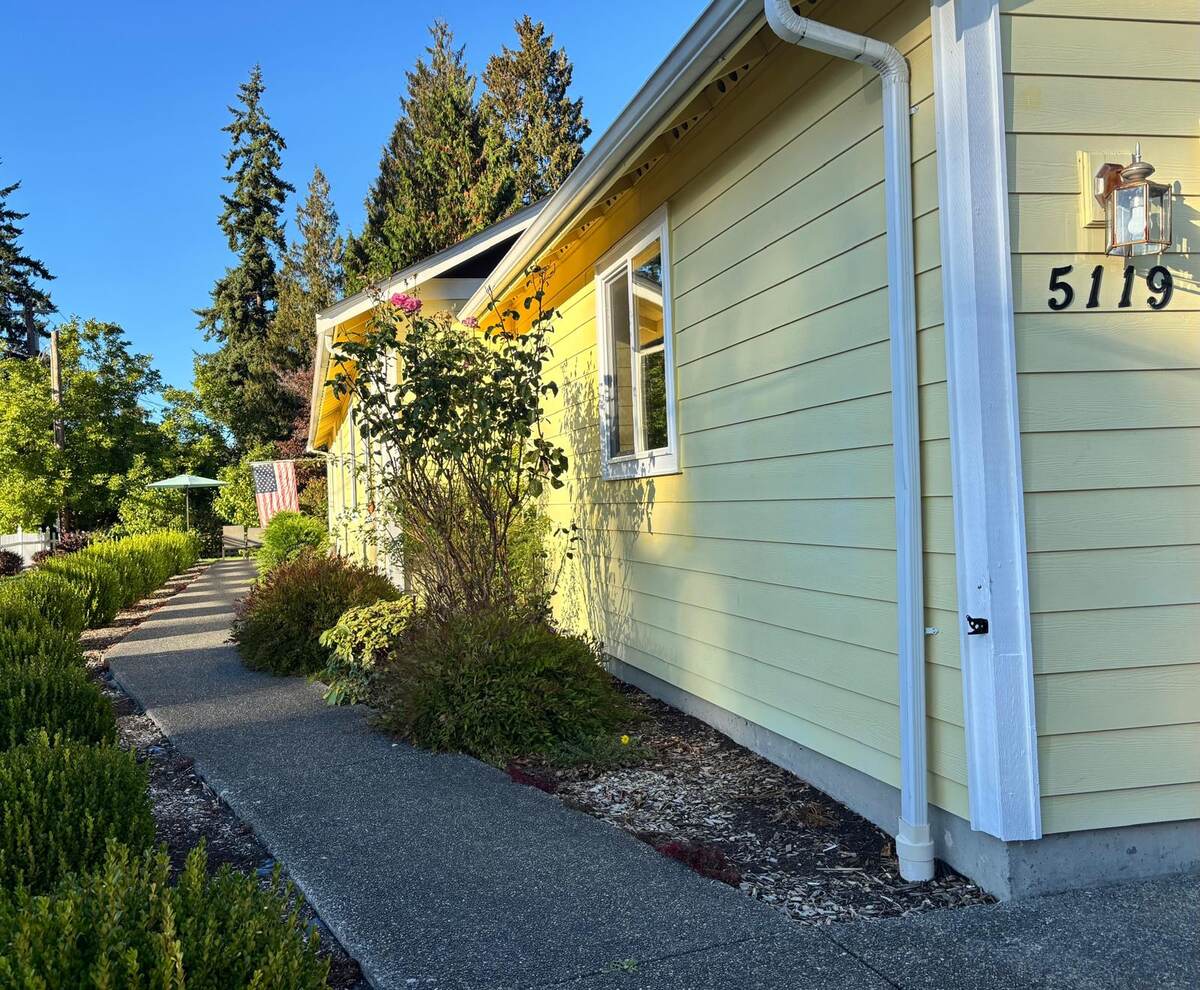 Edmonds Villa side walkway